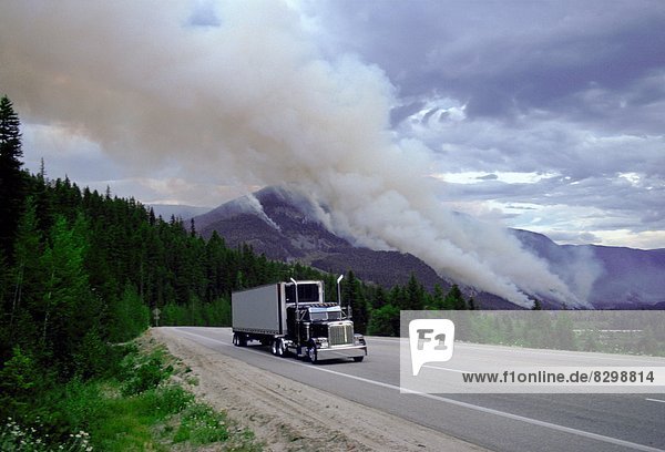 fahren  Rauch  Wald  Nostalgie  Feuer  Lastkraftwagen  Kanada