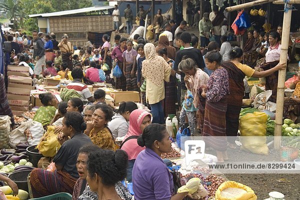 Monday market in Moni village  below Kelimutu volcano  eastern Flores  Nusa Tenggara  Indonesia  Southeast Asia  Asia
