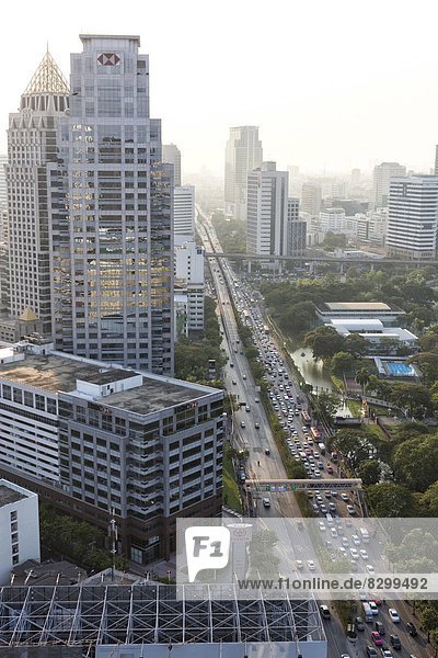 Bangkok  Hauptstadt  Dach  Stau  hoch  oben  Abend  Beleuchtung  Licht  Gebäude  aufwärts  Infusion  Nebel  Hotel  Ansicht  Südostasien  Asien  Sofitel  Thailand  Straßenverkehr