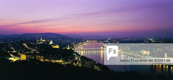 Budapest  Hauptstadt  Panorama  Europa  über  Großstadt  Fluss  Donau  UNESCO-Welterbe  Abenddämmerung  Ungarn