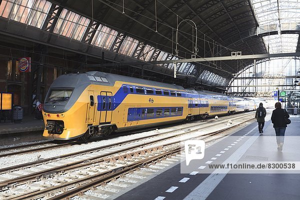 Amsterdam  Hauptstadt  Europa  Plattform  Mittelpunkt  Niederlande  Intercity  Haltestelle  Haltepunkt  Station  Zug