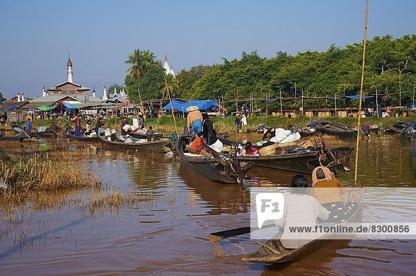 Floating market  Ywama village  Inle Lake  Shan State  Myanmar (Burma)  Asia