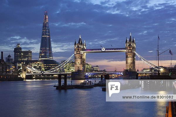Die Scherbe und die Turmbrücke auf der Themse in der Nacht  London  England  Großbritannien  Europa