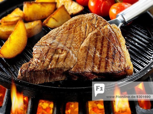 grillen  grillend  grillt  Steak  Rindfleisch  Rind  fettgebraten