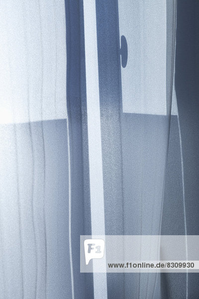 Fenster mit weißem Vorhang transparent