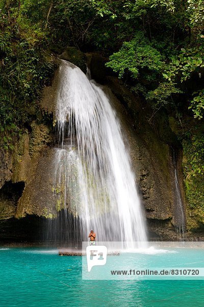 Mann duscht unter Kawasan Waterfall  Cebu  Philippinen  Asien