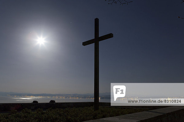 Kreuz an der KZ-Gedenkstätte im Vollmondlicht