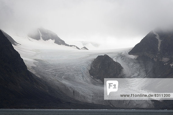 Aus dem Gletscher aufragender Berg oder Nunatak  Kongsbreen-Gletscher
