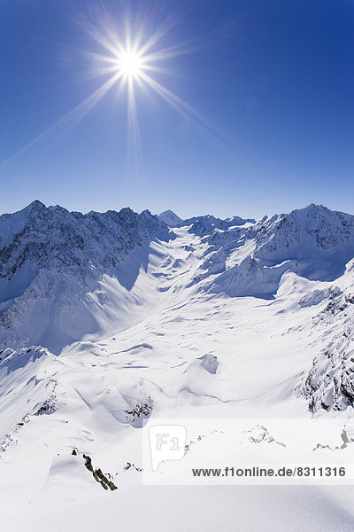 Gipfelblick von der Schöntalspitze in die Stubaier Alpen