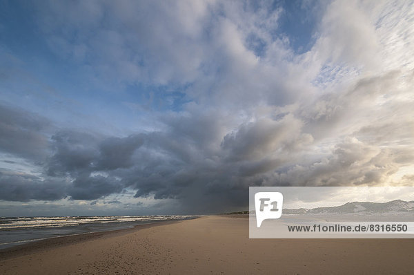 Dramatische Wolkenbildung mit Regenschauer am Nordseestrand