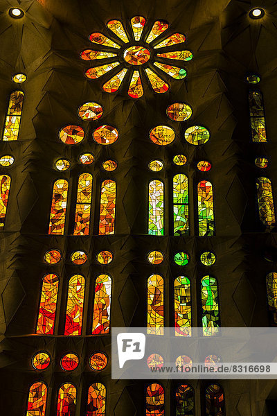 Kirchenfenster in der Sagrada Família oder Basílica i Temple Expiatori de la Sagrada Família  Sühnekirche der Heiligen Familie  von Architekt Antoni Gaudí entworfen