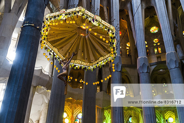 Innenraum der Sagrada Família oder Basílica i Temple Expiatori de la Sagrada Família  Sühnekirche der Heiligen Familie  von Architekt Antoni Gaudí entworfen