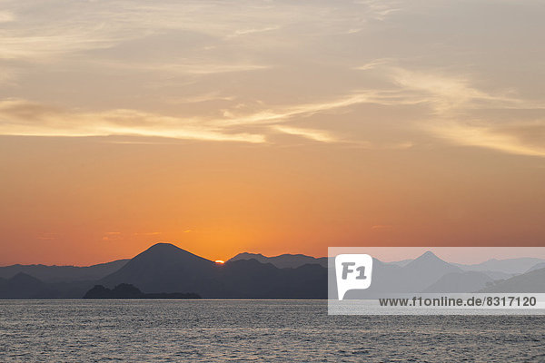 Sonnenuntergang über der Westküste der Insel Flores