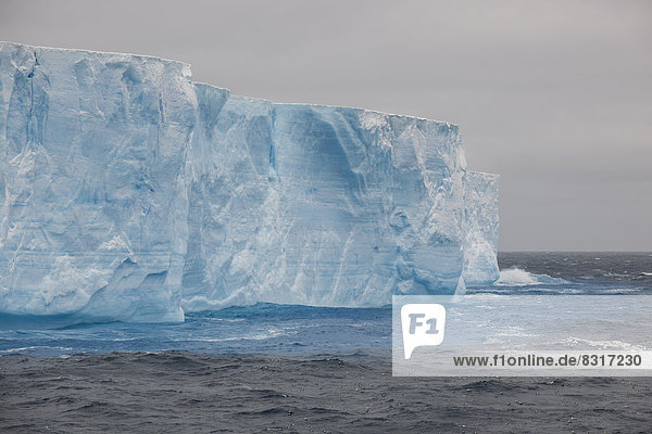 Ein Eisberg treibt im Südatlantik