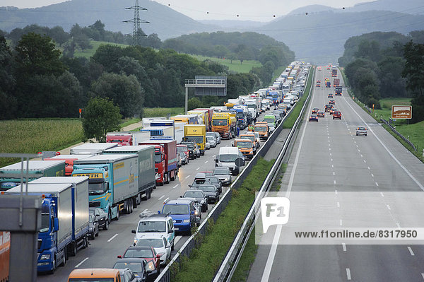 Auto Unfall Lastkraftwagen Autobahn übergroß drücken A8 Marmelade Straßenverkehr