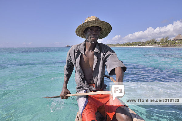 Einheimischer Fischer auf seinem Boot