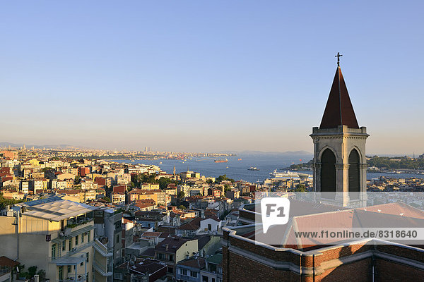 Aussicht vom 360-Restaurant  Kirchturm der Basilika St. Antonius  Bosporus  Goldene Horn