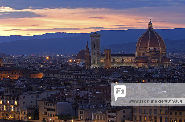 Kathedrale von Florenz oder Basilica di Santa Maria del Fiore in der Abenddämmerung