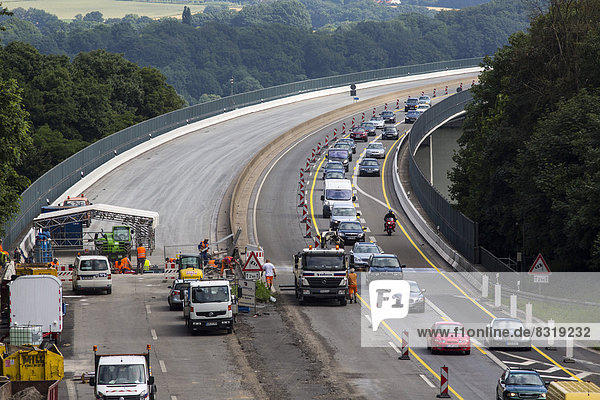 Bauarbeiten und zähfließener Verkehr an einer Autobahnbaustelle auf der Autobahn A52