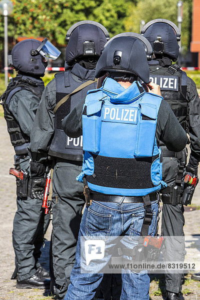 SEK-Einsatzkräfte bei einer Einsatzübung mit nicht schussfähigen Waffen  rot markiert  SEK  Spezialeinsatzkommando der Polizei NRW