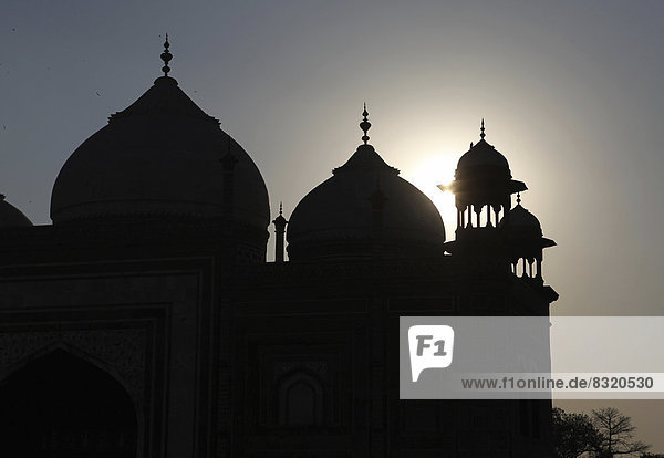 Drei Kuppeln im Gegenlicht  Taj Mahal