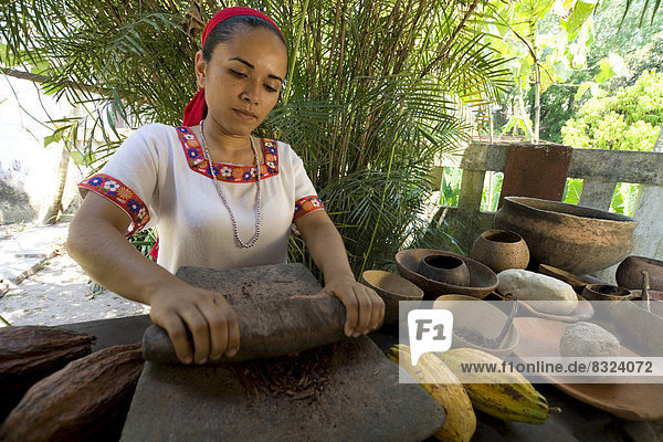 Landarbeiterin beim Kakaobohnen-Mahlen auf der Kakao-Hacianda Jesús Maria