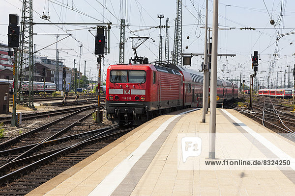 Ein Regionalzug fährt in den Frankfurter Hauptbahnhof