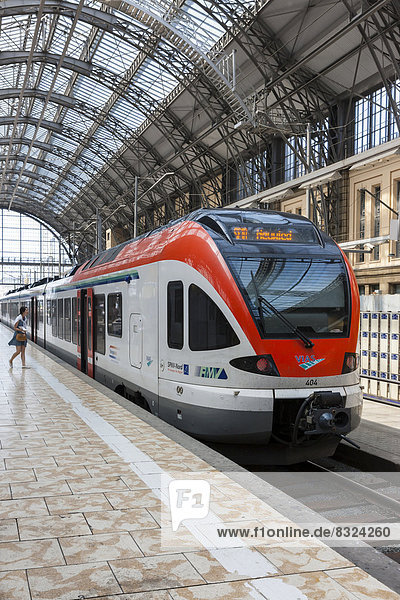 Ein Regionalzug des RMV fährt in den Hauptbahnhof ein