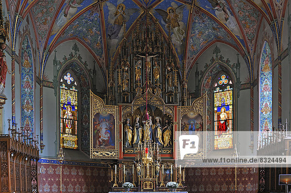 Altar der neugotischen Pfarrkirche Sankt Pelagius  1860  Flügelatar mit spätgotischen Figuren von 1471
