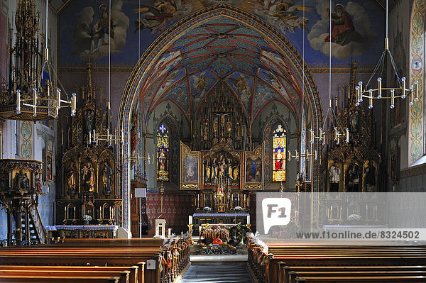 Altarraum mit Deckengewölbe der Pfarrkirche Sankt Pelagius  1860  geschmückt zum Erntedankfest