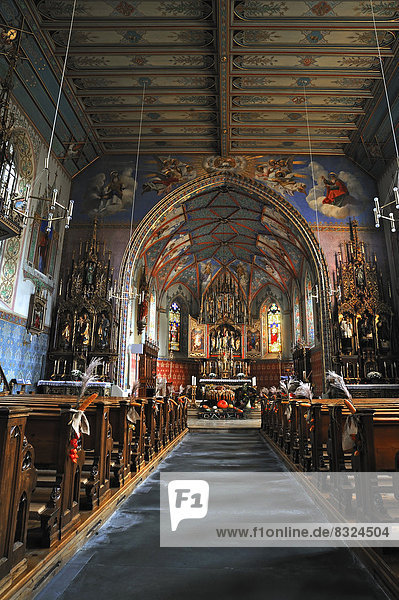 Kirchenraum mit Deckengewölbe der Pfarrkirche Sankt Pelagius  1860  geschmückt zum Erntedankfest
