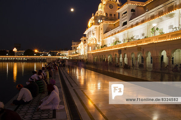 Harmandir Sahib oder Goldener Tempel bei Nacht