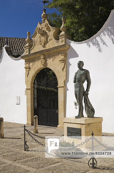 Statue des Stierkämpfers Antonio Ordonez neben der Stierkampfarena von Ronda