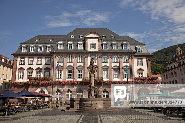 Rathaus Heidelberg mit Herkulesbrunnen auf dem Marktplatz