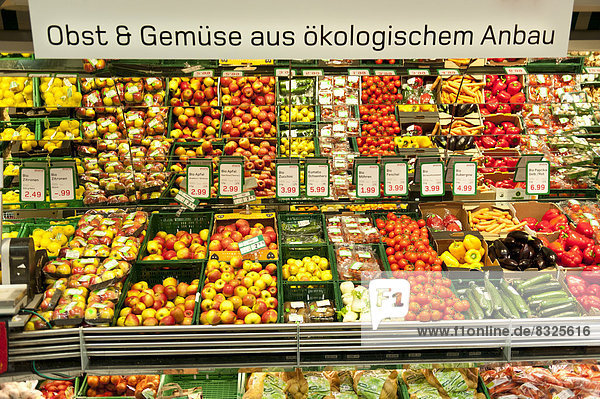 Frisches Obst und Gemüse aus ökologischem Anbau  Auslage im Supermarkt