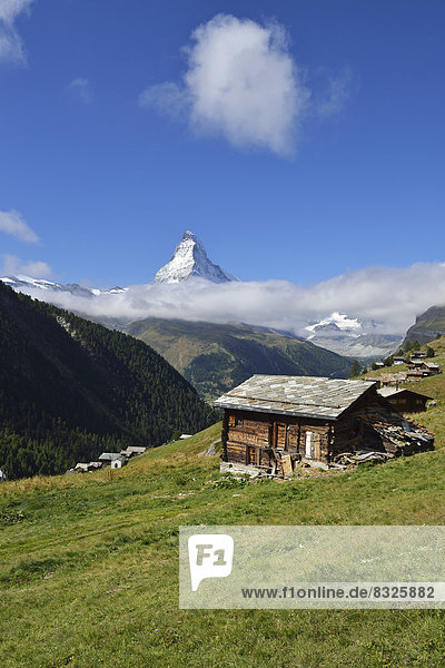 Typischer Walliser Spycher  hinten das Matterhorn