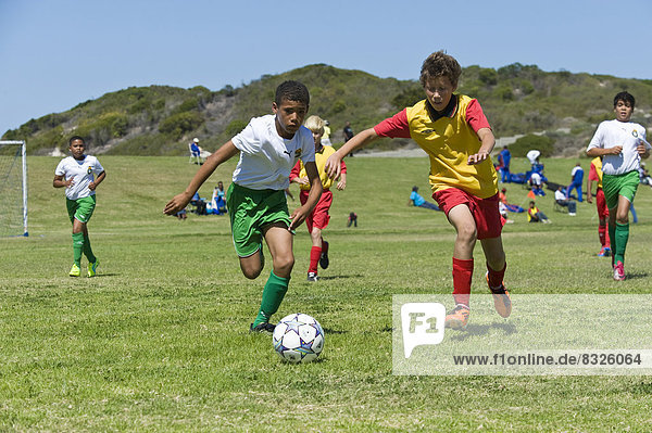 Teamwork jung Wettbewerb Football spielen
