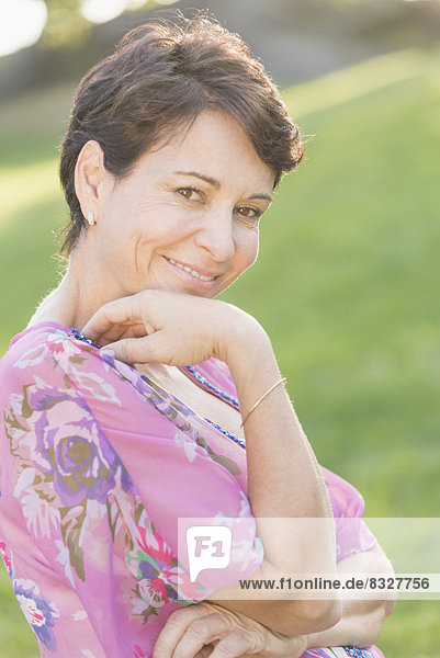 Außenaufnahme  Portrait  Frau  lächeln  reifer Erwachsene  reife Erwachsene  freie Natur