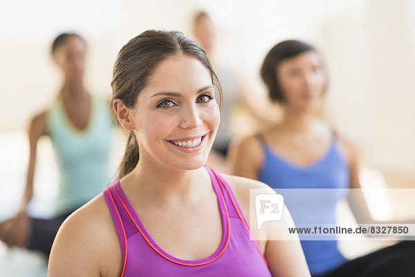 Fitness-Studio  Portrait  Frau  lächeln  Training  Yoga