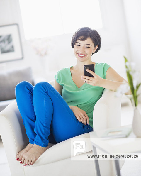 Portrait einer jungen Frau mit Mobiltelefon