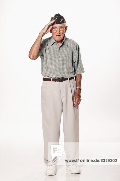 stehend  Senior  Senioren  Portrait  Mann  Blick in die Kamera  salutieren
