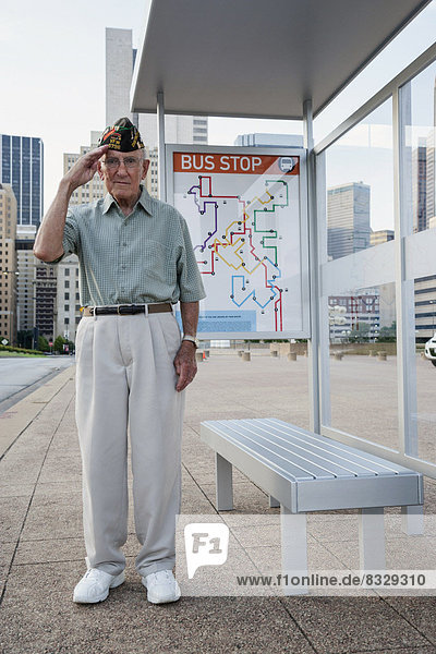 stehend  Senior  Senioren  Mann  Ende  Omnibus  salutieren  einstellen