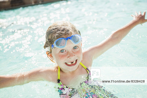 Schwimmbad 5-6 Jahre 5 bis 6 Jahre Mädchen spielen