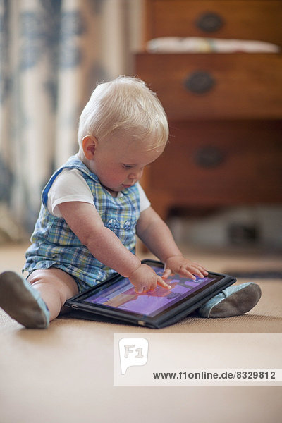 Spiel  Junge - Person  Tablet PC  Baby