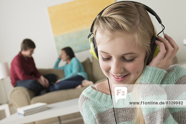 zuhören  Kopfhörer  Musik  Kleidung  13-14 Jahre  13 bis 14 Jahre  Mädchen