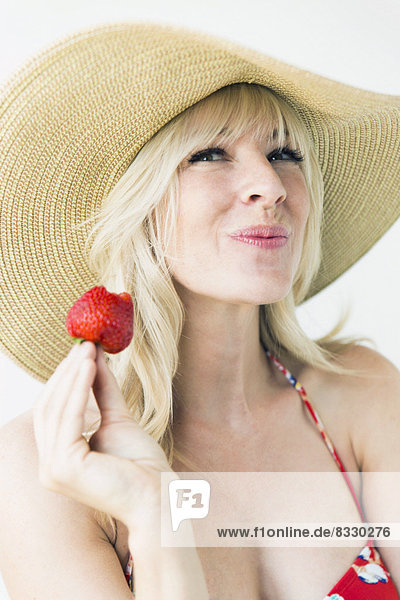 Portrait  Frau  Hut  halten  Erdbeere  Studioaufnahme  blond  Sonne