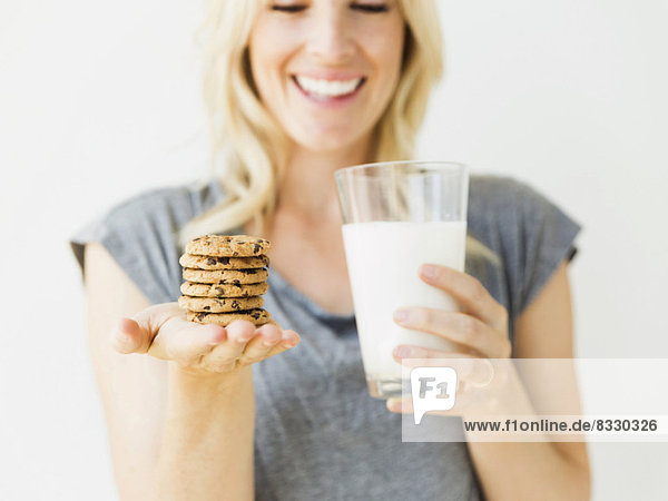 Portrait  Frau  Glas  halten  Studioaufnahme  Keks  blond  Milch