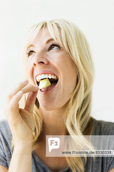 Portrait  Frau  Kaugummi  Blase  Blasen  Studioaufnahme  essen  essend  isst  blond