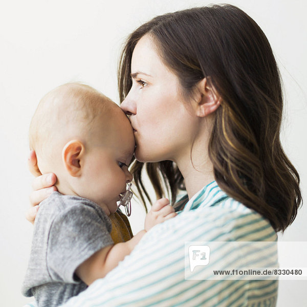 Portrait  Junge - Person  küssen  Studioaufnahme  Mutter - Mensch  Baby