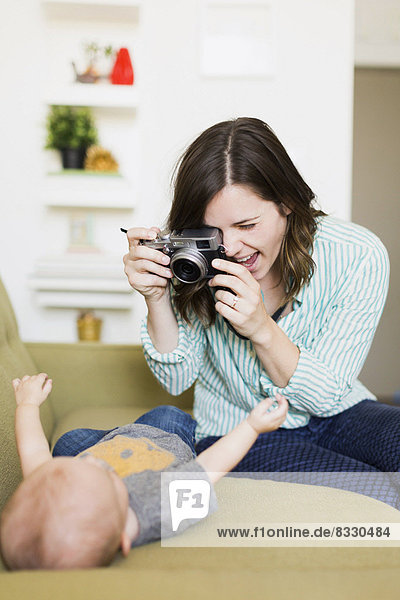 sitzend  Couch  Junge - Person  fotografieren  Mutter - Mensch  Baby
